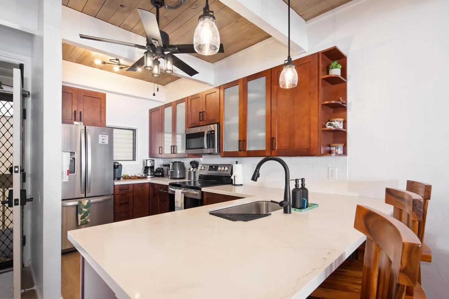 Apartament Ocean-Front Penthouse, Sunsets, Whales, Surfers! Newly Remodeled! Kailua-Kona